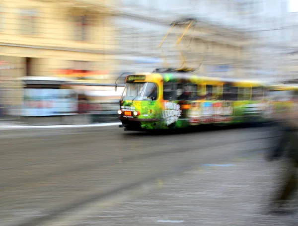 PRAGA, REPÚBLICA CHECA - 31 de diciembre de 2014: El tranvía antiguo en la publicidad moderna se mueve en el desenfoque de movimiento —  Fotos de Stock