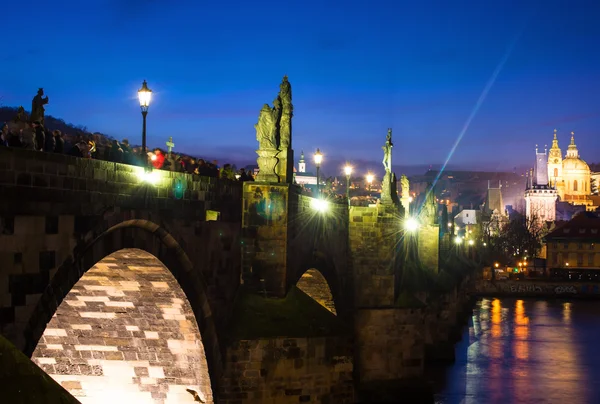 Fotos noturnas de crowdy Charles Bridge, Praga, República Checa — Fotografia de Stock