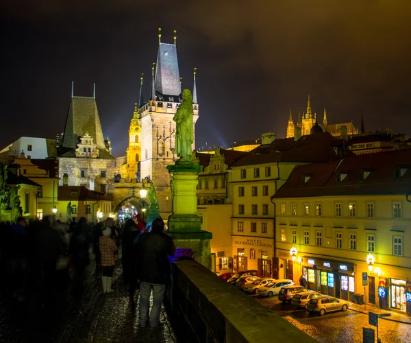 Night photo of crowdy Charles Bridge, Prague,Czech Republic — Stock Photo, Image