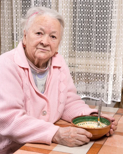 Yaşlı kadın evde yemek — Stok fotoğraf