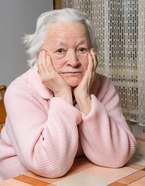 Velha mulher triste — Fotografia de Stock