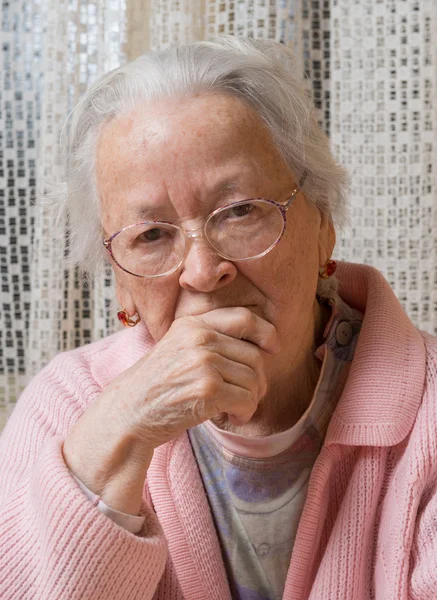 Старая печальная женщина — стоковое фото