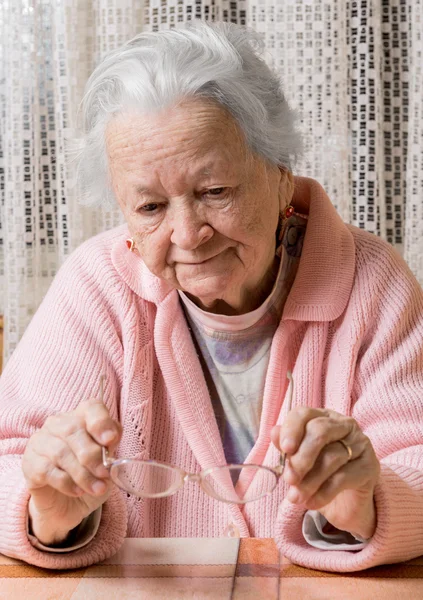 오래 된 슬픈 여자 — 스톡 사진