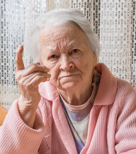 Porträt einer alten Frau in wütender Geste — Stockfoto