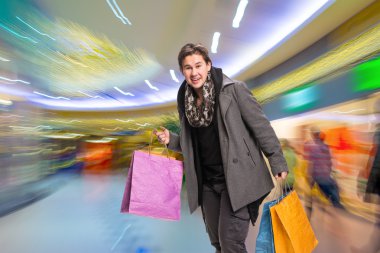 alışveriş torbaları ile gülümseyen adam