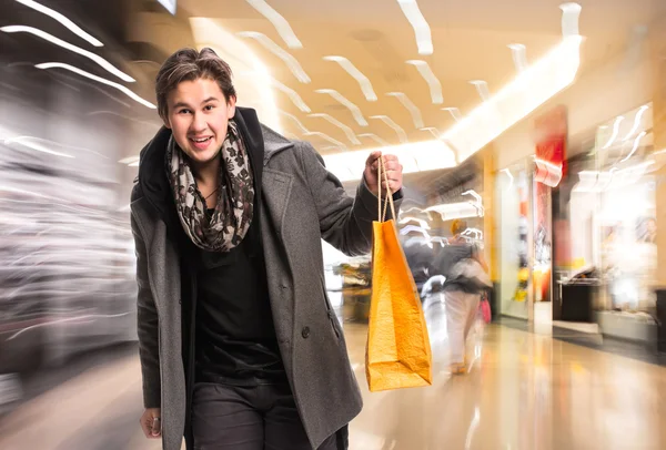 Glimlachende man met shopping tassen — Stockfoto