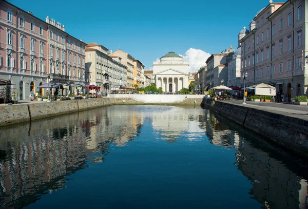 Trieste, Italië - 01 juli 2014: Uitzicht op het Canal Grande in Triëst, — Stockfoto