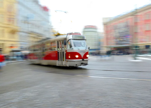 Viejo tranvía en movimiento borroso en Praga — Foto de Stock