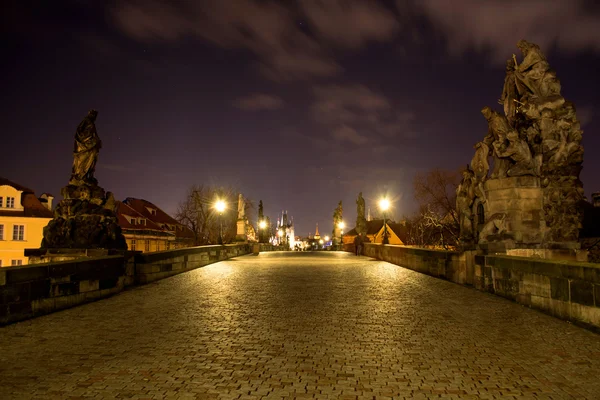 Foto nocturna del puente de Carlos en Praga — Foto de Stock