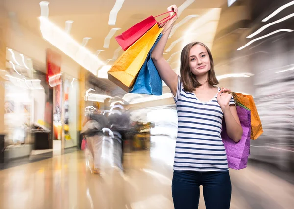 Jonge tiener meisje met shopping tassen — Stockfoto