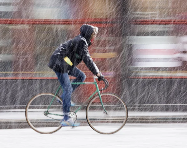 Man op fiets in de stad van besneeuwde winterdag — Stockfoto