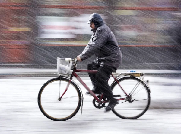 Man on bicycle in the city in snowy winter day — Stock Photo, Image