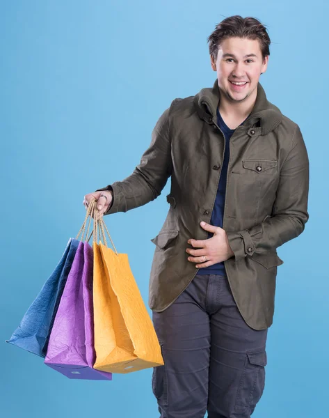 Sorridente bell'uomo con le borse della spesa — Foto Stock
