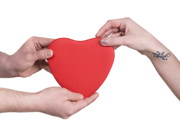 Büyük kırmızı kalp ile çift el closeup — Stok fotoğraf