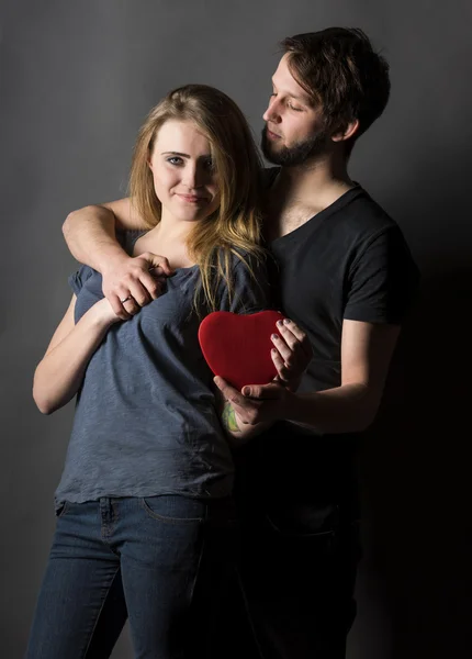 Casal feliz com coração vermelho — Fotografia de Stock