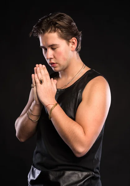 若い男の祈り — ストック写真