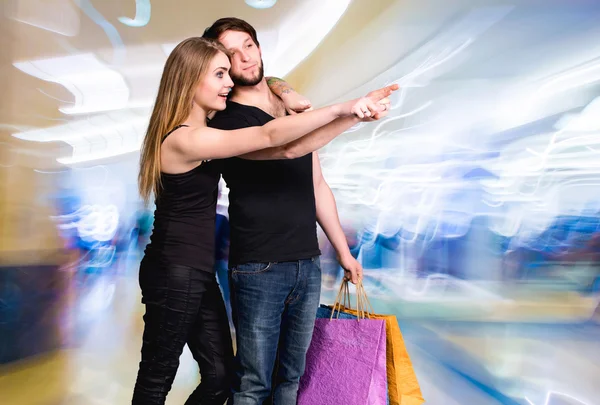 Feliz pareja con bolsas de compras —  Fotos de Stock