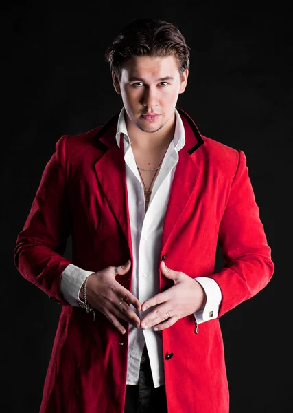 Elegante sorrindo jovem bonito homem em terno vermelho — Fotografia de Stock