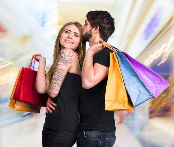 Feliz pareja con bolsas de compras —  Fotos de Stock