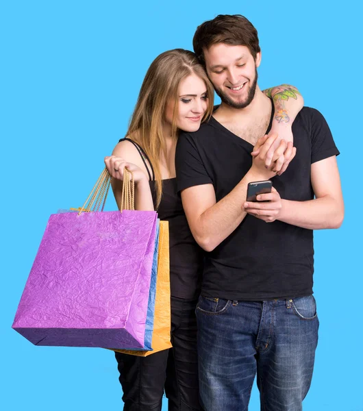 Pareja joven feliz con bolsas de compras —  Fotos de Stock