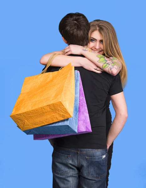 Casal feliz com sacos de compras — Fotografia de Stock