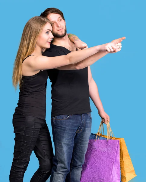 Glückliches Paar mit Einkaufstaschen — Stockfoto