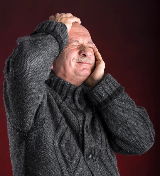Портрет пожилого человека, страдающего головной болью — стоковое фото
