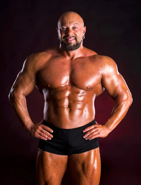 Knappe gespierde bodybuilder — Stockfoto