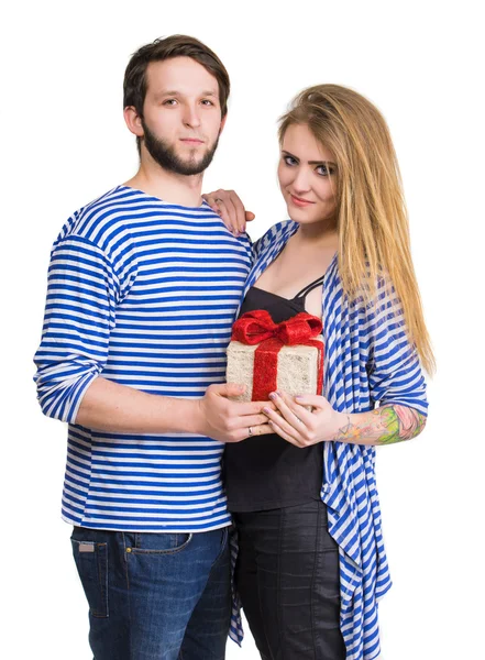 Sorridente homem e mulher com presente — Fotografia de Stock