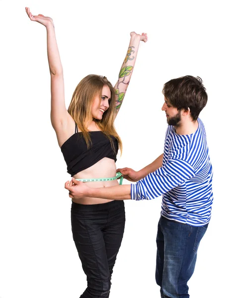 Jonge man meten vrouw taille — Stockfoto