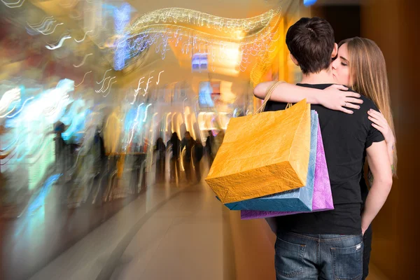 Feliz pareja con bolsas de compras —  Fotos de Stock