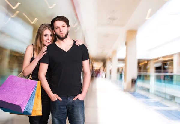 Feliz pareja con bolsas de compras —  Fotos de Stock