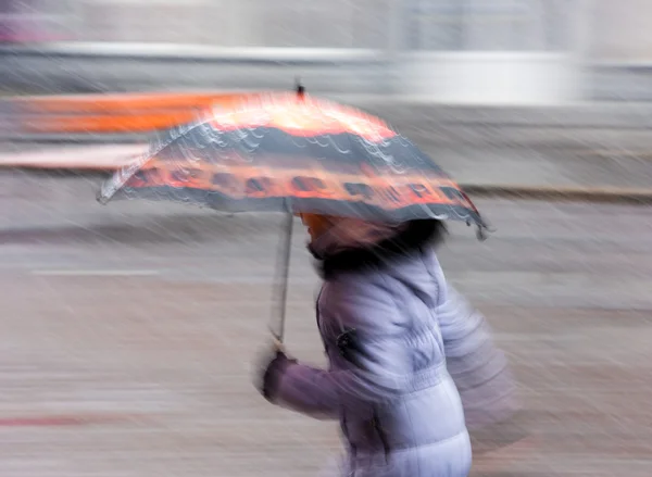 Žena na ulici v zasněžené zimní den — Stock fotografie