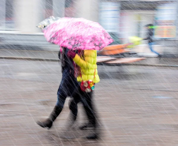 Wandelende mensen in de straat in een besneeuwde winter — Stockfoto