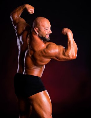 yakışıklı kaslı vücut geliştirmeci