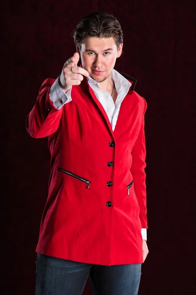 Elegancki, uśmiechając się młody przystojny mężczyzna w czerwonym kostiumie — Zdjęcie stockowe