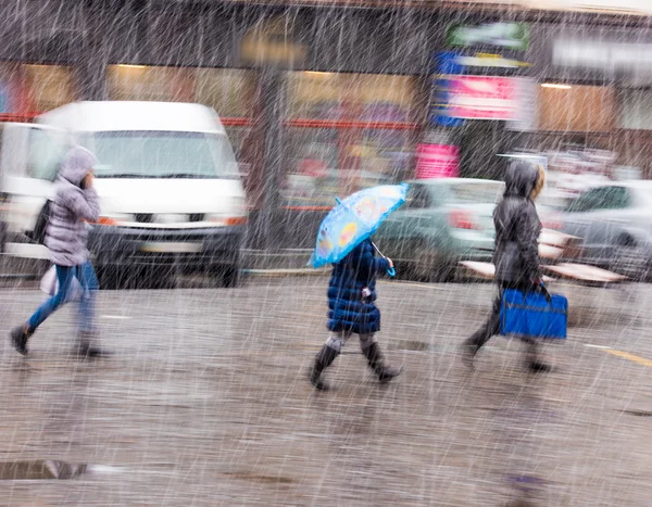 Les gens marchent dans la rue par une journée d'hiver enneigée — Photo