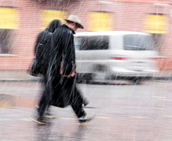 Menschen gehen an einem verschneiten Wintertag die Straße entlang — Stockfoto