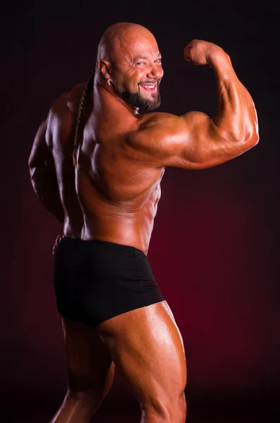 Knappe gespierde bodybuilder — Stockfoto