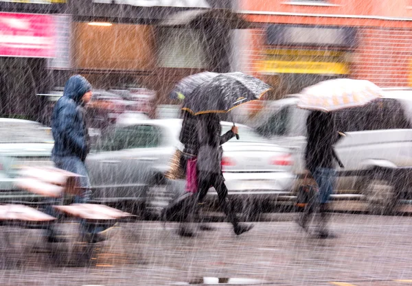 Les gens marchent dans la rue par une journée d'hiver enneigée — Photo