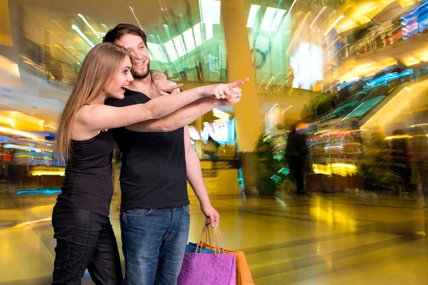 Feliz pareja con bolsas de compras — Foto de Stock