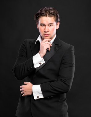 zarif genç yakışıklı adam