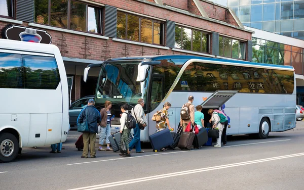 Autobus do przewozu turystów i grupa turystów — Zdjęcie stockowe