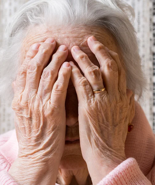 Vieja mujer triste —  Fotos de Stock