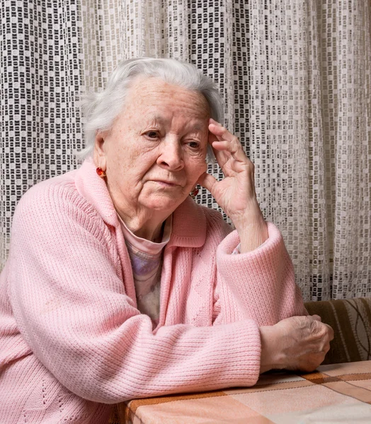 Vieja mujer triste — Foto de Stock