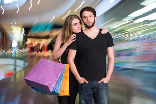 Gelukkig paar met boodschappentassen — Stockfoto