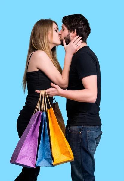 Casal feliz com sacos de compras — Fotografia de Stock