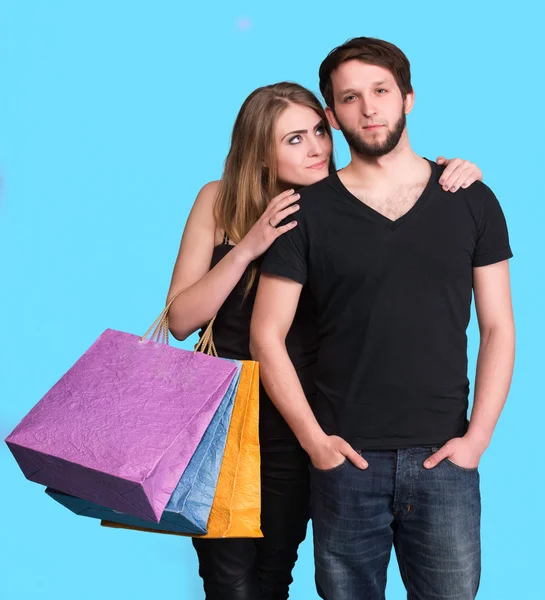 Casal feliz com sacos de compras — Fotografia de Stock