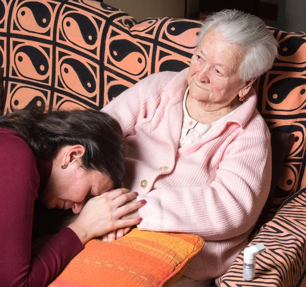Mujer vieja enferma con granddughte — Foto de Stock