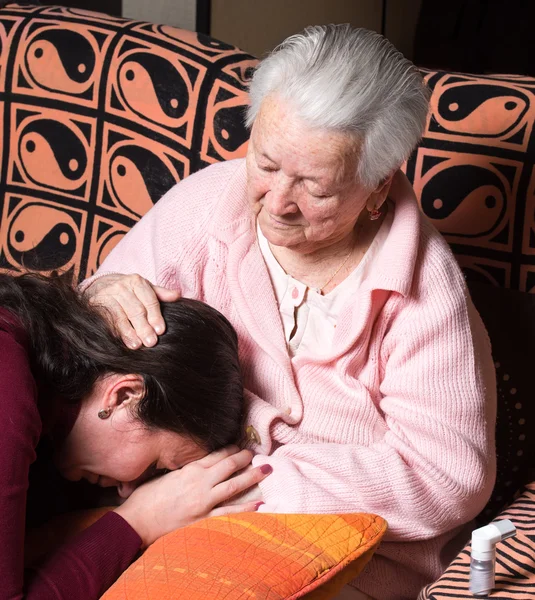 Sjukt gammal kvinna med granddughte — Stockfoto